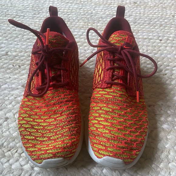 Nike Women’s Roshe One Flyknit running shoe - Picture 3 of 7